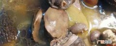 羊菌菇煲汤需要放羊杂骨、鸡腿菇、党参、桂圆、陈皮、绍酒、盐、 羊菌菇煲